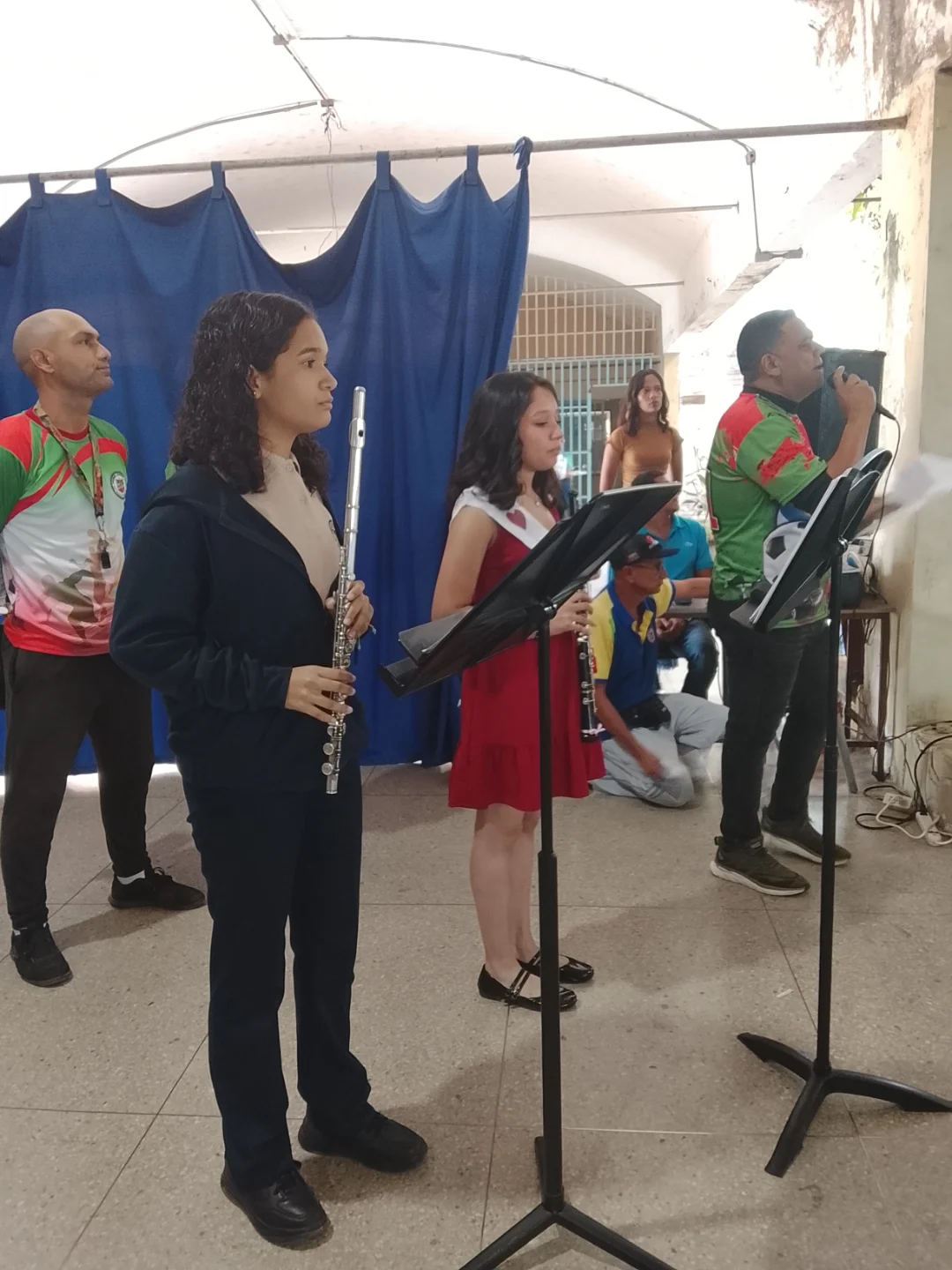 Estudiantes tocando flauta traversa y clarinete en presentación musical