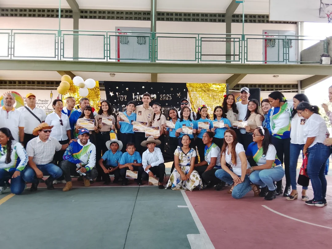 Estudiantes y docentes en la premiación de Voz Liceísta 2025