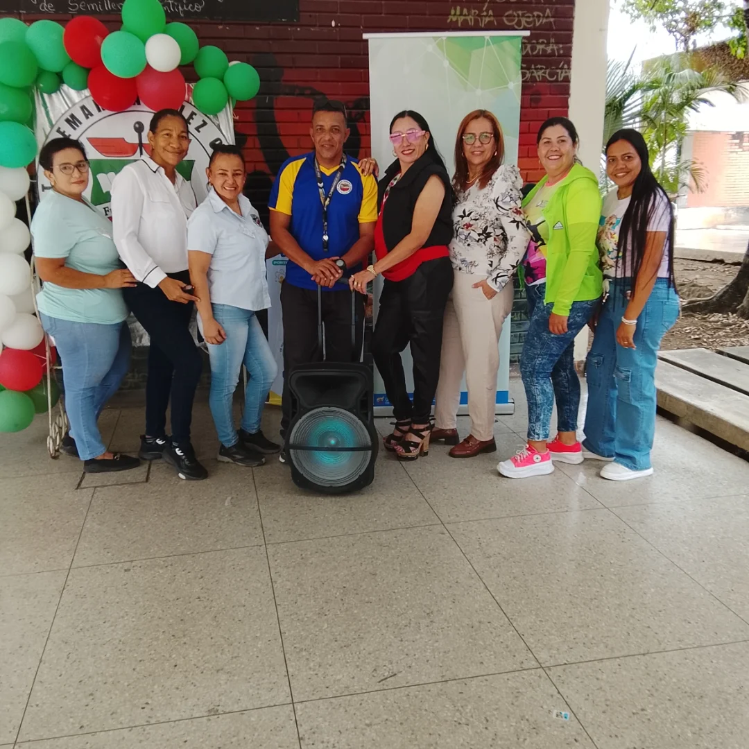 Equipo organizador junto a equipo de sonido en actividad institucional